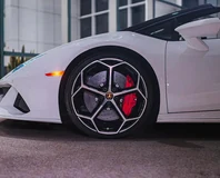 Lamborghini Huracan EVO Spyder — White, front wheel and red brake caliper