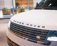 Land Rover Range Rover SE — White, front grille and Range Rover lettering