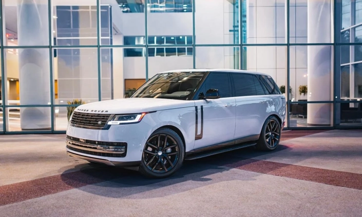 Land Rover Range Rover SE — White, front three-quarter view