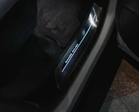 Land Rover Range Rover SE — White, illuminated door sill