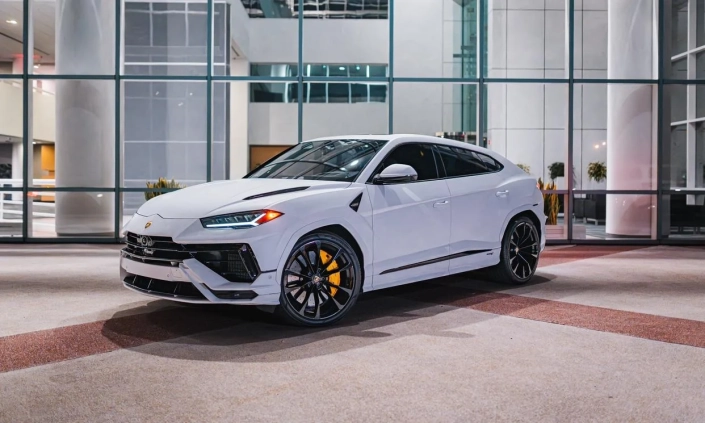 Lamborghini Urus — White, front three-quarter view