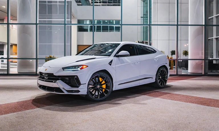 Aluguel de Lamborghini Urus branco em Miami, vista dianteira em três quartos