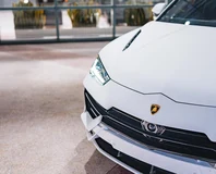 Lamborghini Urus — White, hood and Lamborghini badge